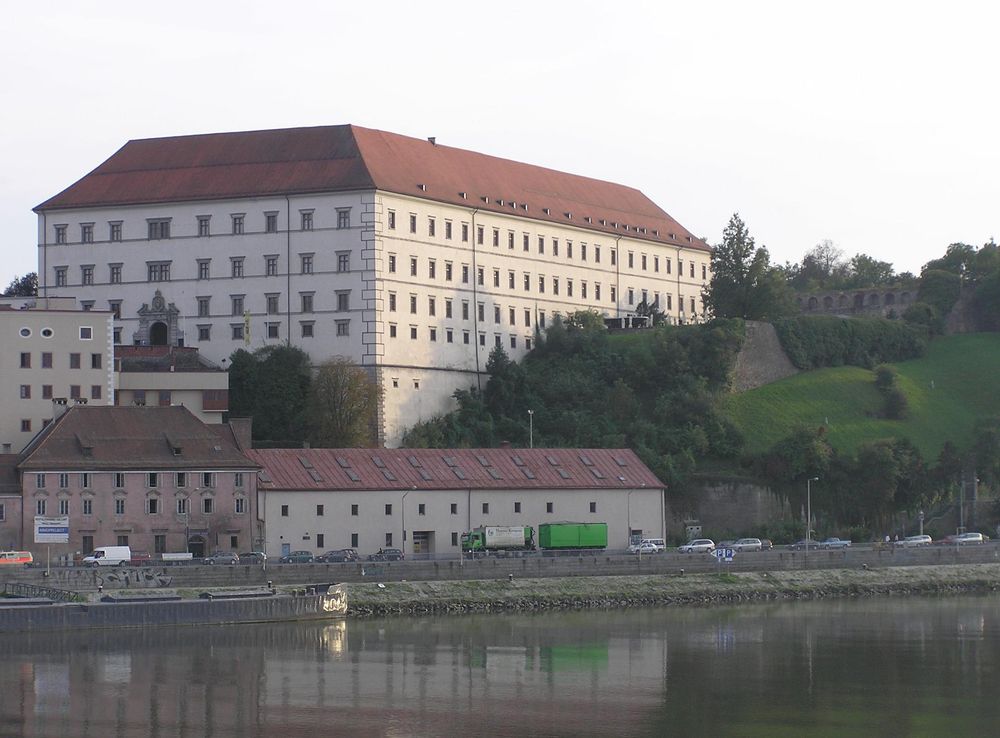 File:Linzcastle20050926.jpg - Wikimedia Commons