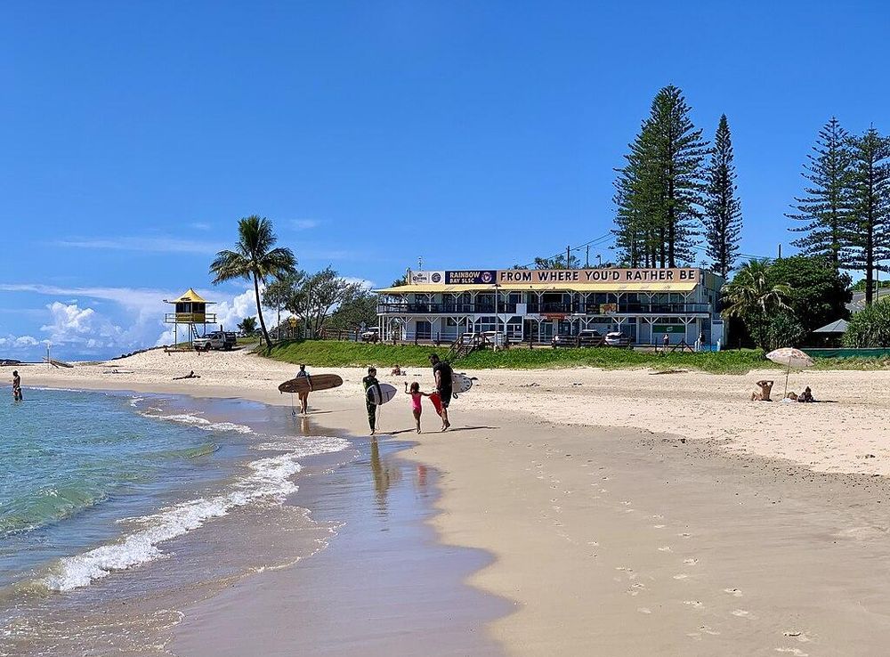 File:Rainbow Bay Surf Life Saving Club, Greenmount Beach, Rainbow Bay,  Queensland.jpg - Wikimedia Commons