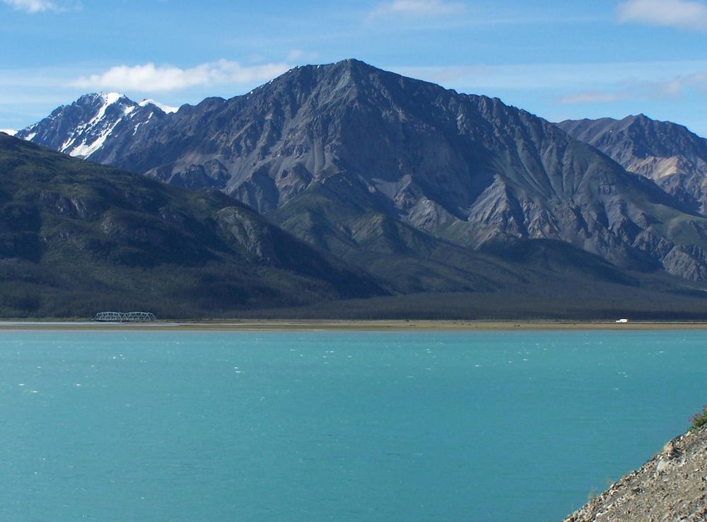 File:Kluane mtns and lake.JPG - Wikimedia Commons