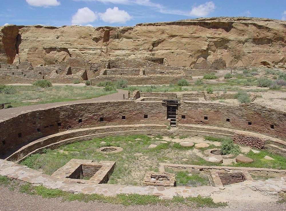 File:Chaco Canyon Chetro Ketl great kiva plaza NPS.jpg - Wikipedia