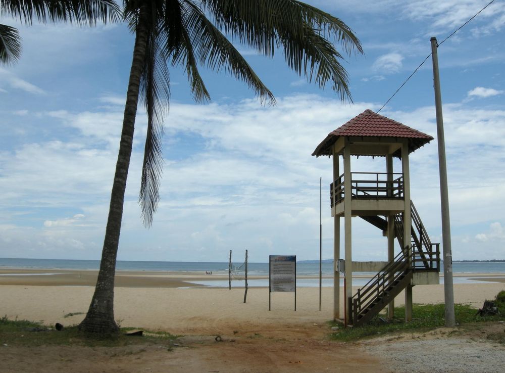 File:Cherating, Malaysia, Cherating Beach Tower.jpg - Wikimedia Commons
