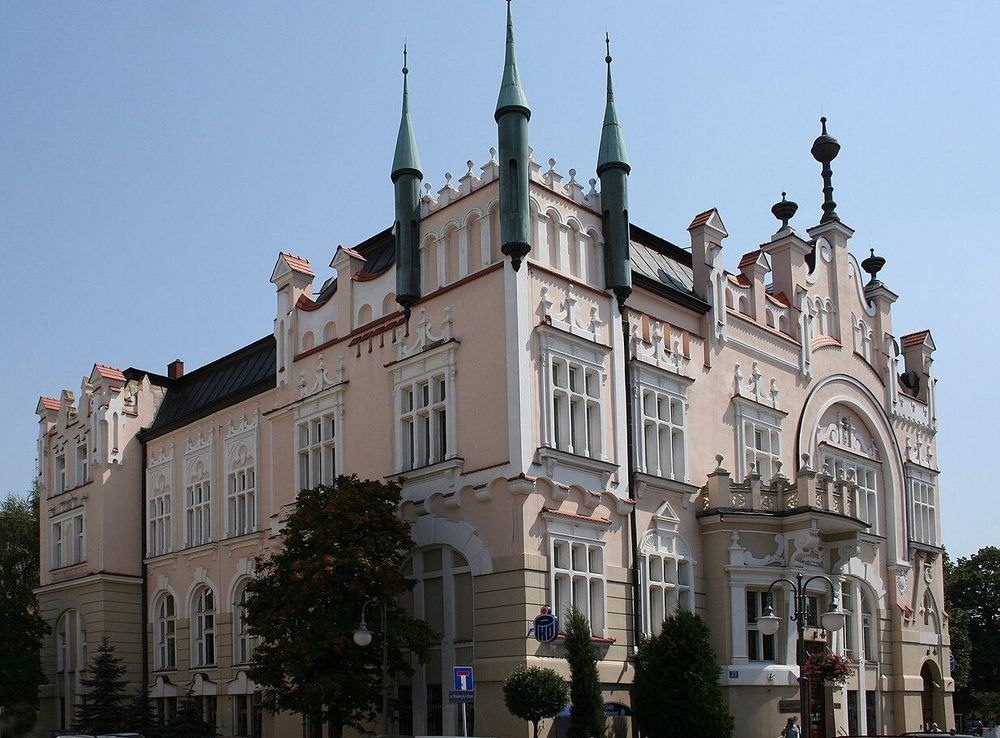 File:Rzeszów, ul. 3 Maja 23 (bank 1).jpg - Wikimedia Commons