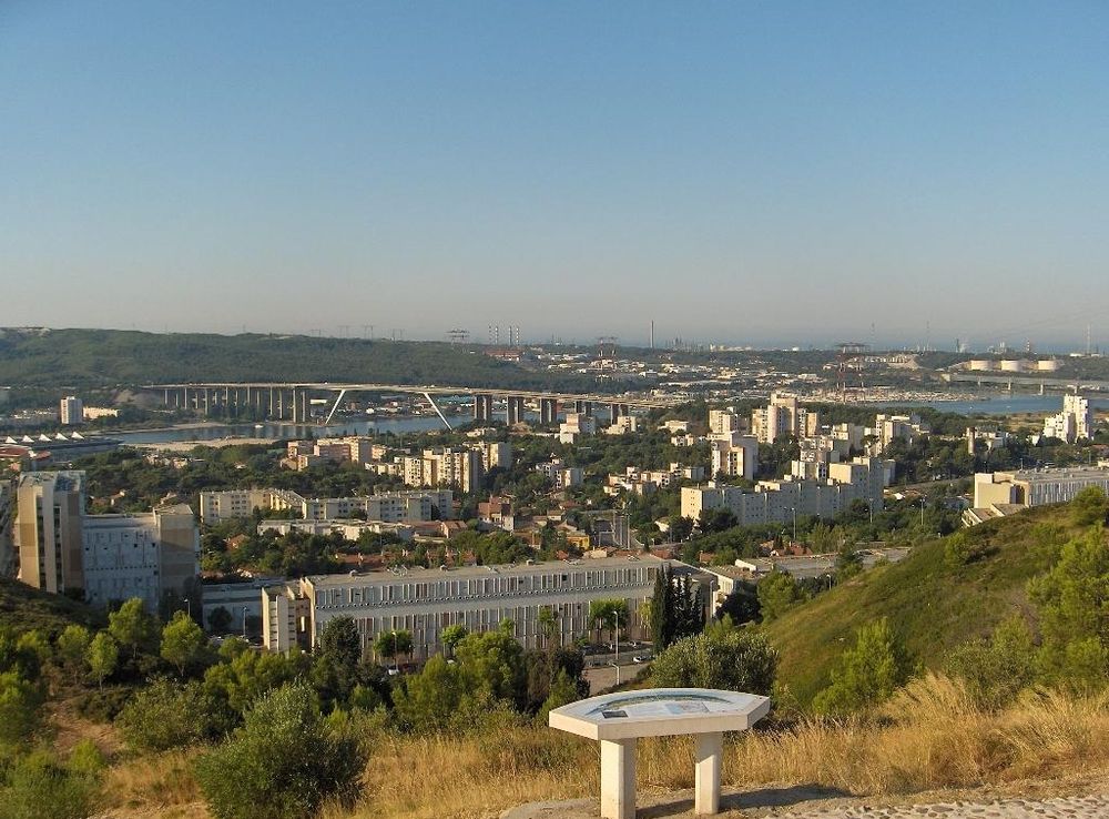 File:Martigues — Viaduc autoroutier A 55 sur le canal de Caronte — Au fond  à droite, complexe pétrochimique de Lavéra.JPG - Wikimedia Commons