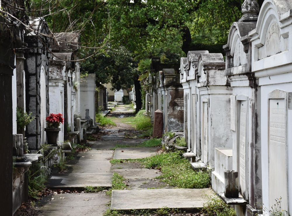 File:Tombs at Lafayette Cemetery No 1 Garden District New Orleans 16.JPG -  Wikimedia Commons