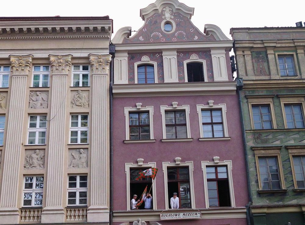 File:Rogalowe Muzeum Poznania - marzec 2015 (1).JPG - Wikimedia Commons