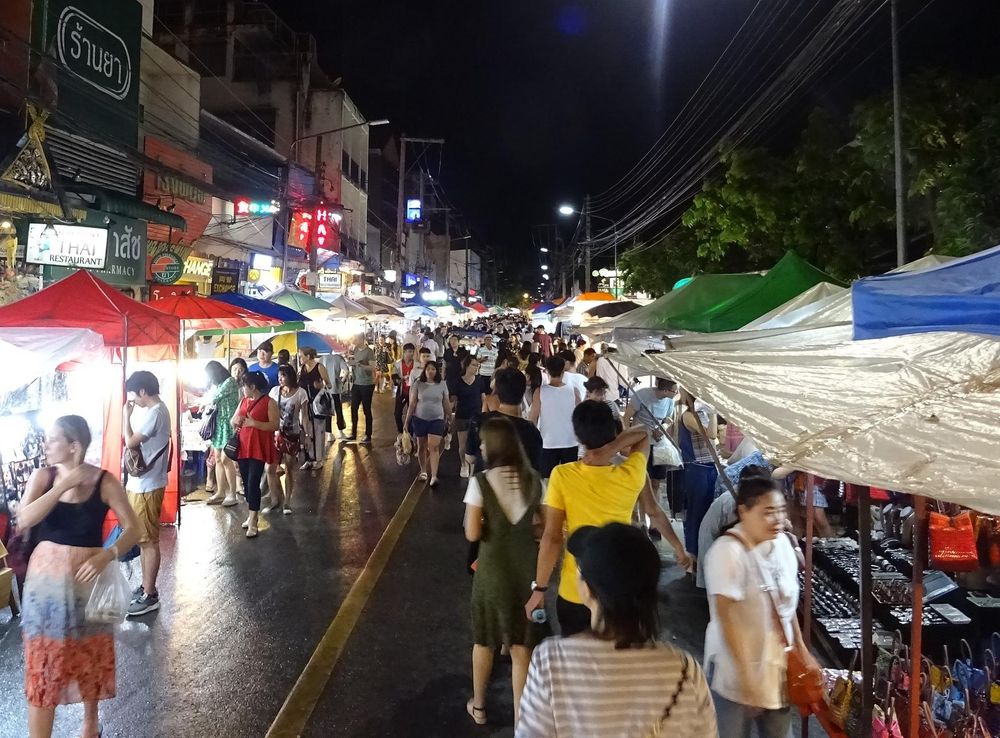 File:Chiang Mai Sunday Night Market 1.jpg - Wikimedia Commons