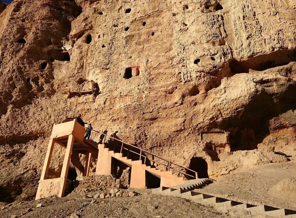 File:Chyosyor cave at Lomangthang, Upper Mustang.jpg - Wikimedia Commons