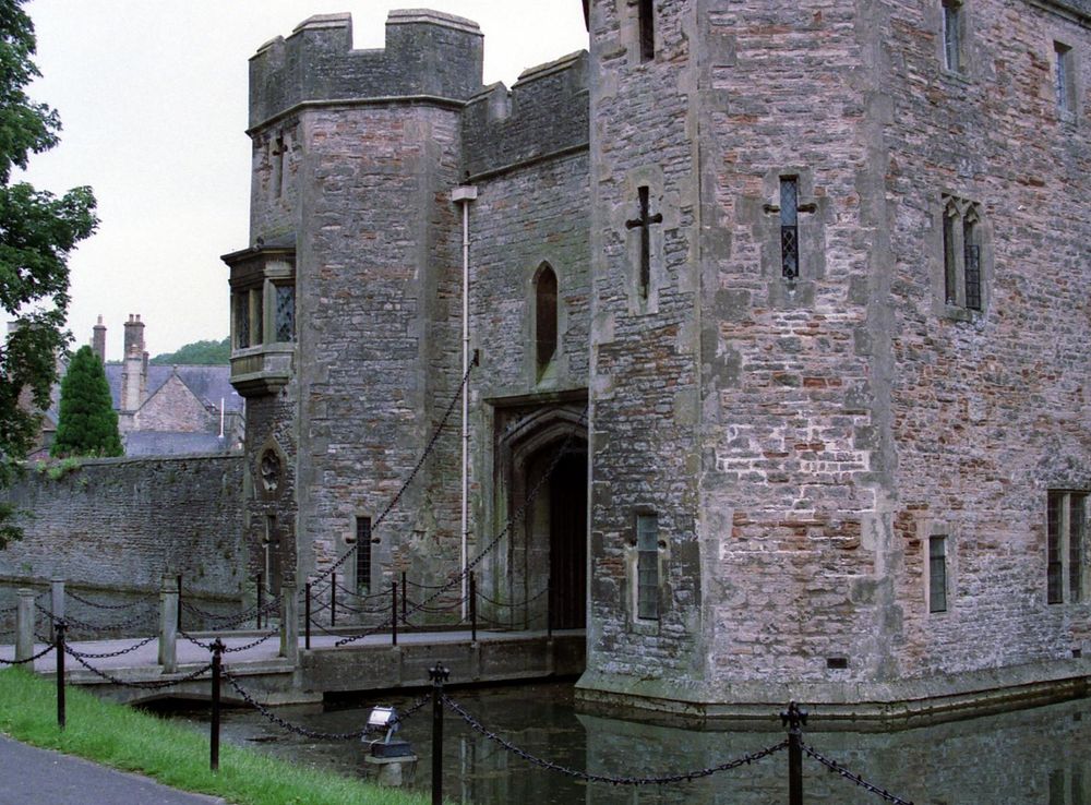 File:Moat and drawbridge at the Bishop's Palace, Wells - geograph.org.uk -  2730887.jpg - Wikimedia Commons