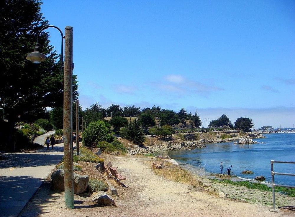 File:Beach walk.JPG - Wikimedia Commons