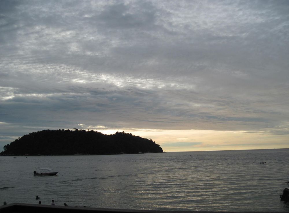 File:Matahari terbenam di Pulau Pangkor.JPG - Wikimedia Commons