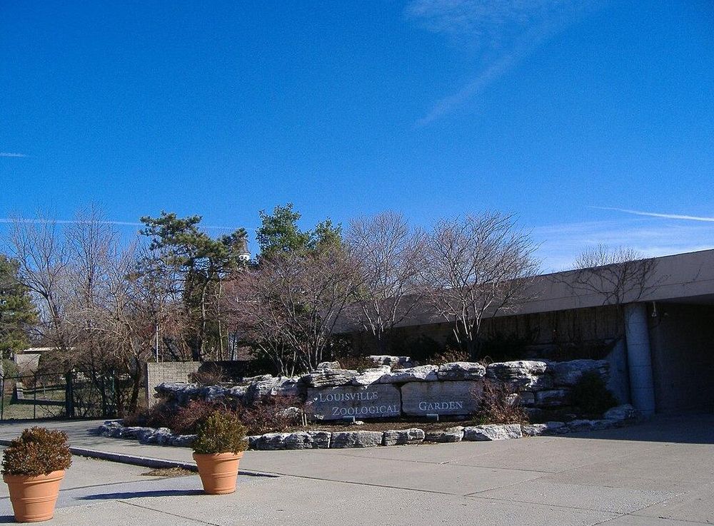 File:Louisville Zoo Entrance.jpg - Wikimedia Commons