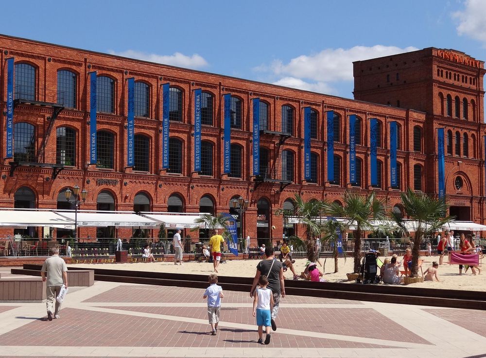 File:Manufaktura Shopping Centre - Former Textile Factory - Lodz - Poland  (9238160419).jpg - Wikimedia Commons