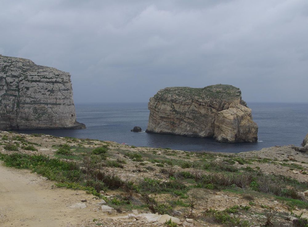 File:Fungus rock dwejra-bucht gozo.jpg - Wikimedia Commons