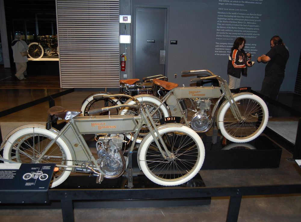 File:Harley-Davidson Museum 1909 & 1911 Bikes.JPG - Wikimedia Commons