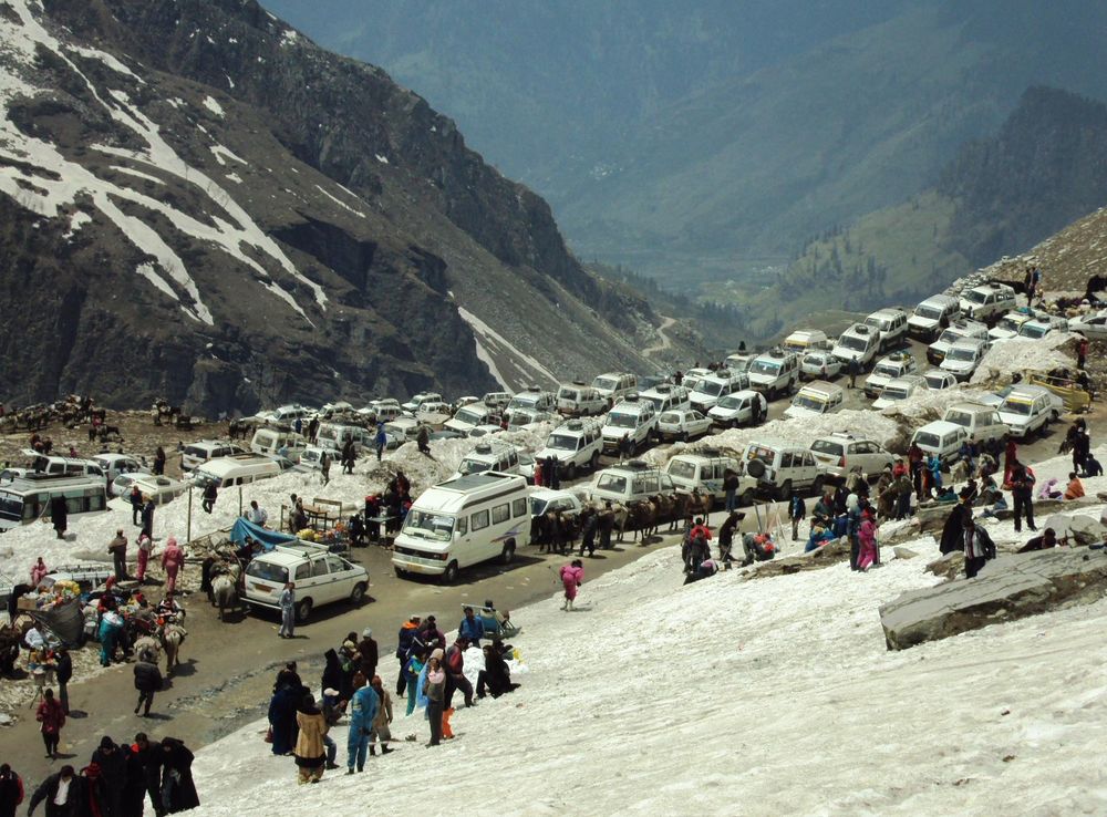 File:Tourist vehicles at Rohtang Pass.jpg - Wikimedia Commons
