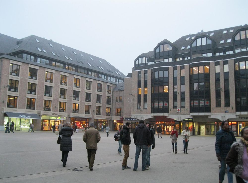 File:Louvain-la-Neuve - Place de l'Université.jpg - Wikimedia Commons