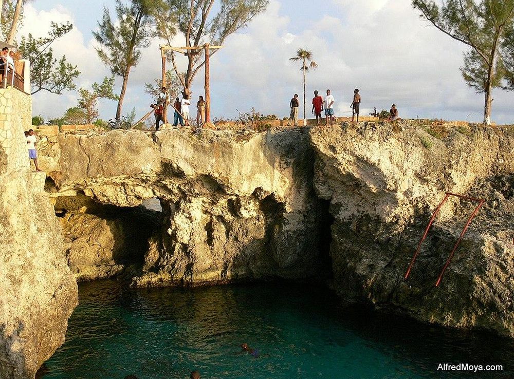 File:Divers at Ricks Cafe in Negril - panoramio.jpg - Wikimedia Commons