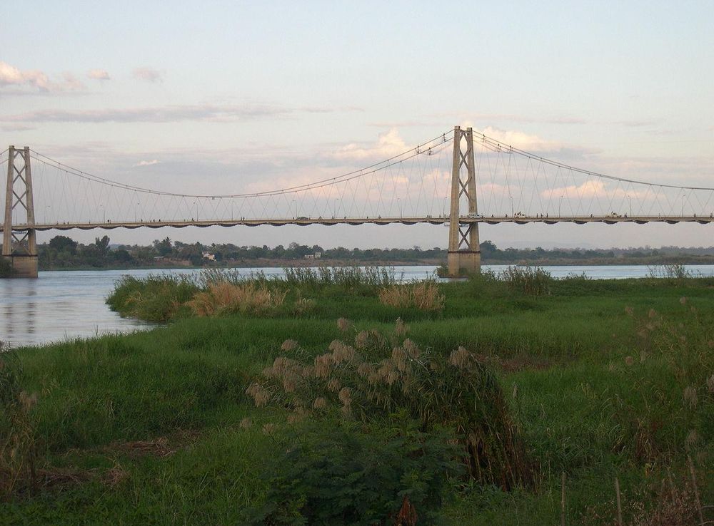 File:Tetesuspensionbridge.JPG - Wikimedia Commons