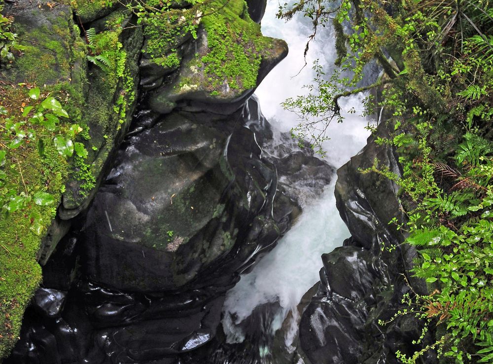 File:The Chasm 1.jpg - Wikimedia Commons