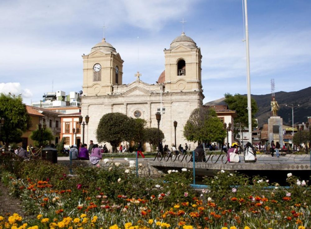 File:PLAZA CONSTITUCION -DE LA CIUDAD DE HUANCAYO.jpg - Wikimedia Commons
