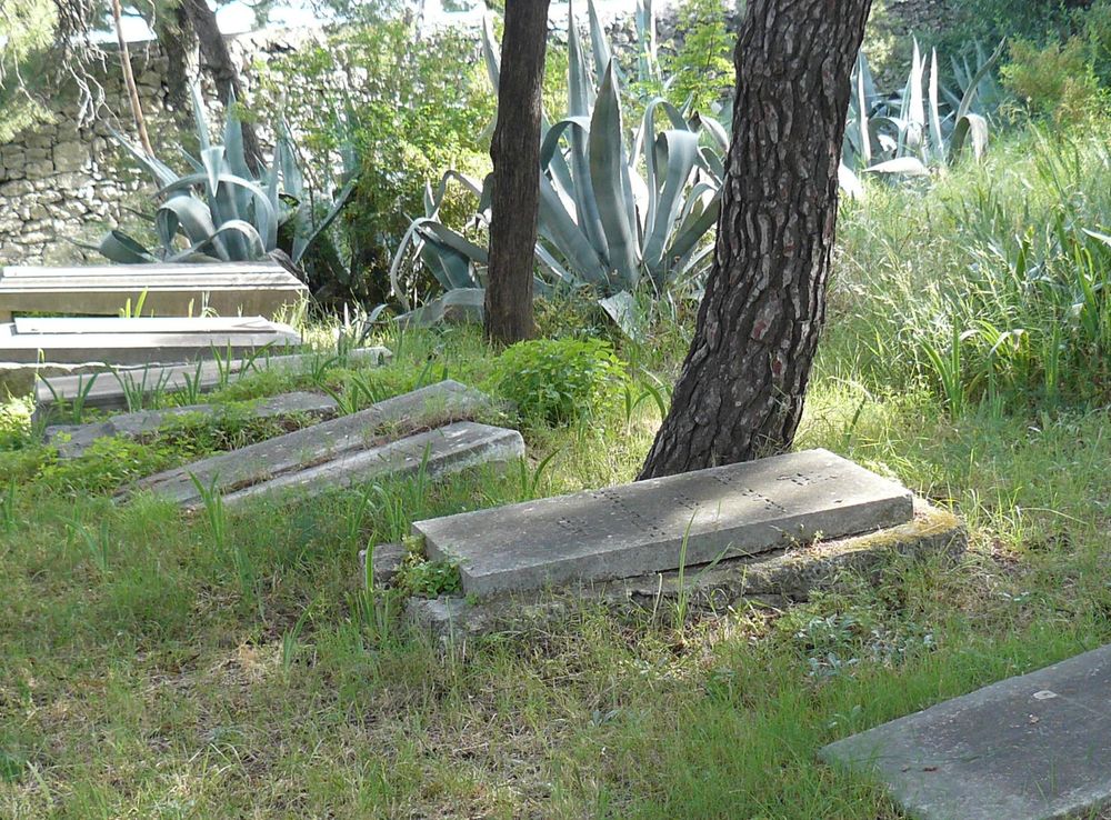 File:Jewish cemetery Split 3.JPG - Wikimedia Commons