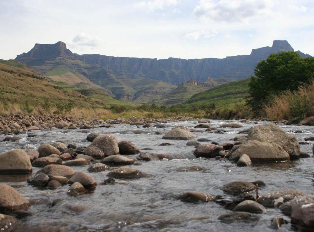 File:Amphitheatre Drakensberg.jpg - Wikimedia Commons