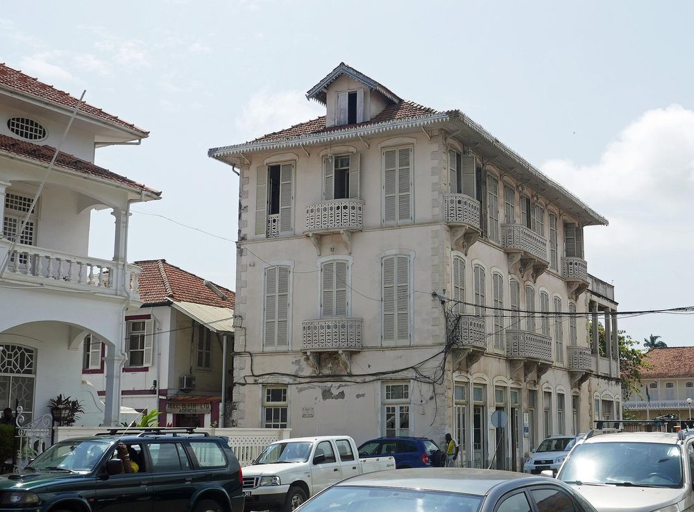 File:Architecture coloniale à São Tomé.jpg - Wikimedia Commons