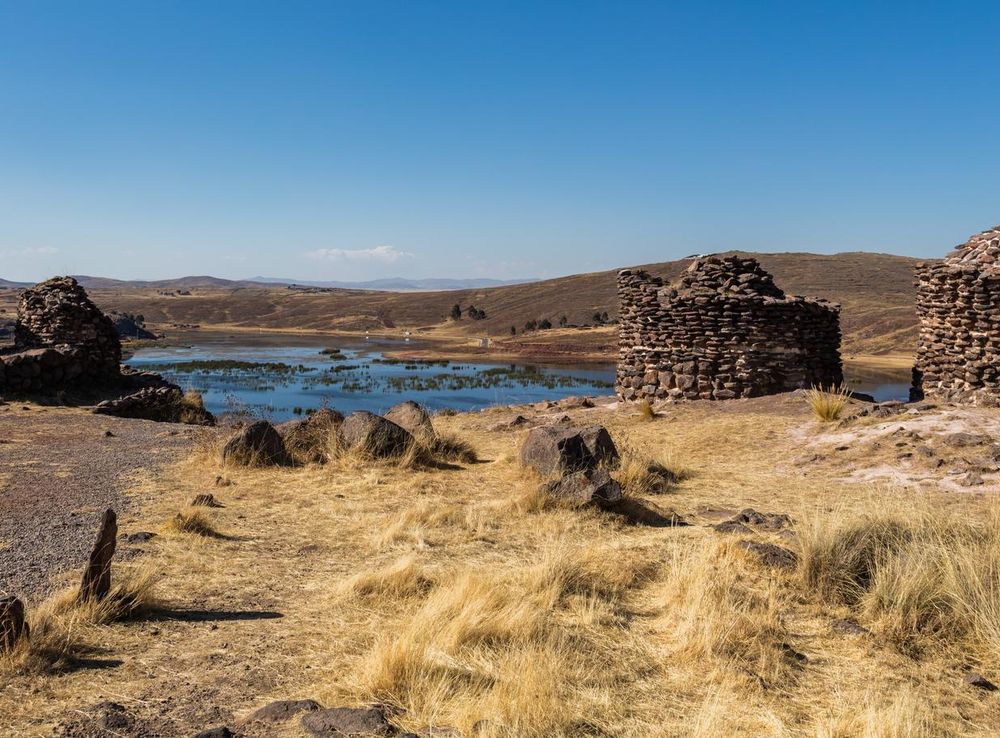 File:Urnas funerarias, Sillustani, Perú, 2015-08-01, DD 113.JPG - Wikipedia