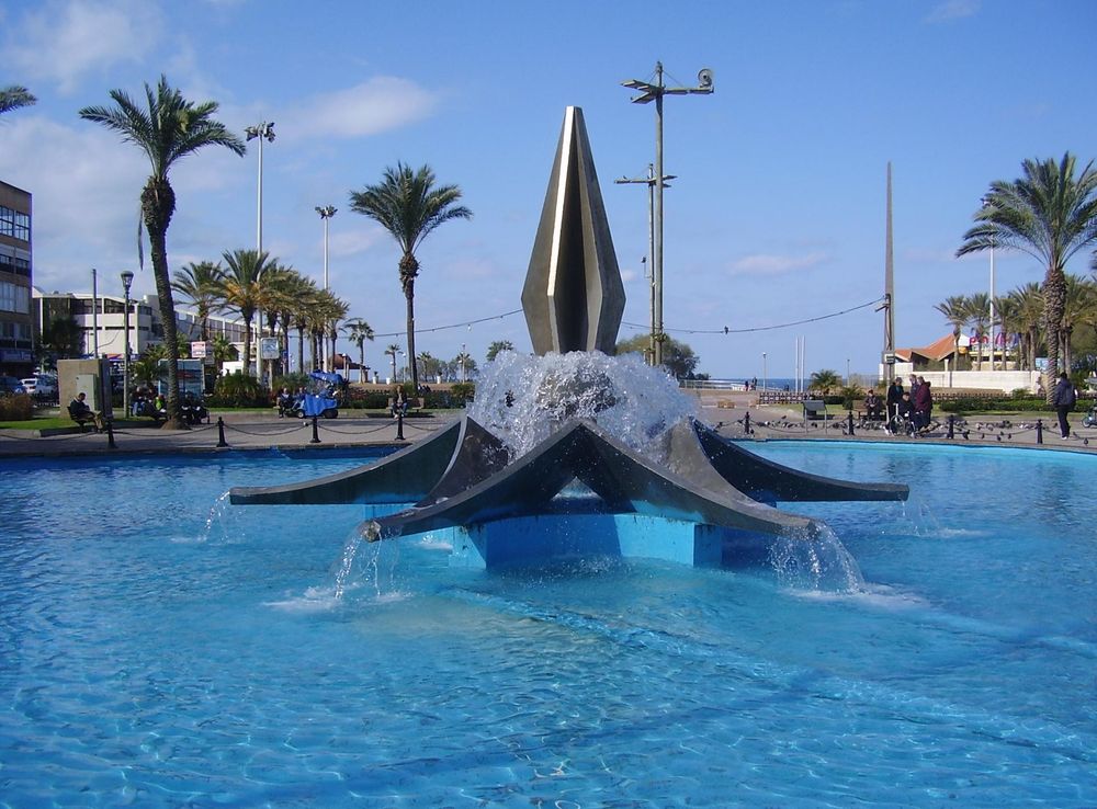 File:PikiWiki Israel 17378 Fountain in Independence Square in Netanya.JPG -  Wikimedia Commons