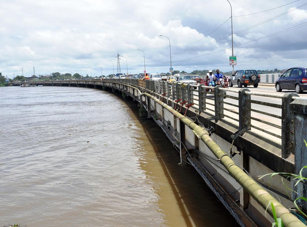 File:Pont sur le Wouri.JPG - Wikimedia Commons