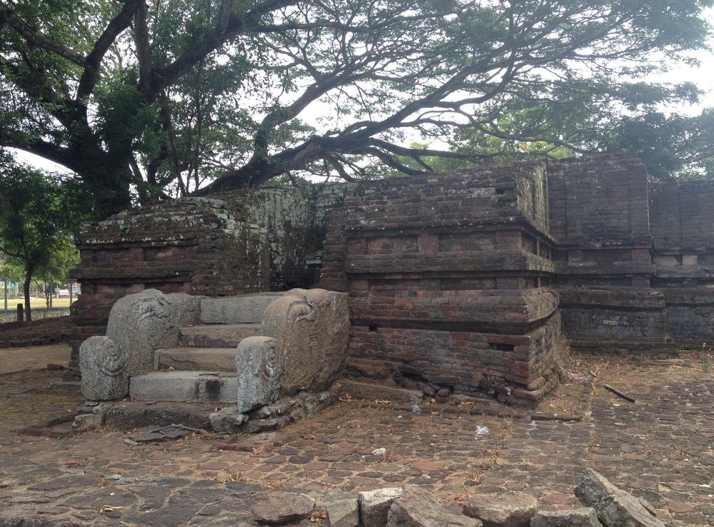 File:Panduwasnuwara archaeological site 3.jpg - Wikimedia Commons