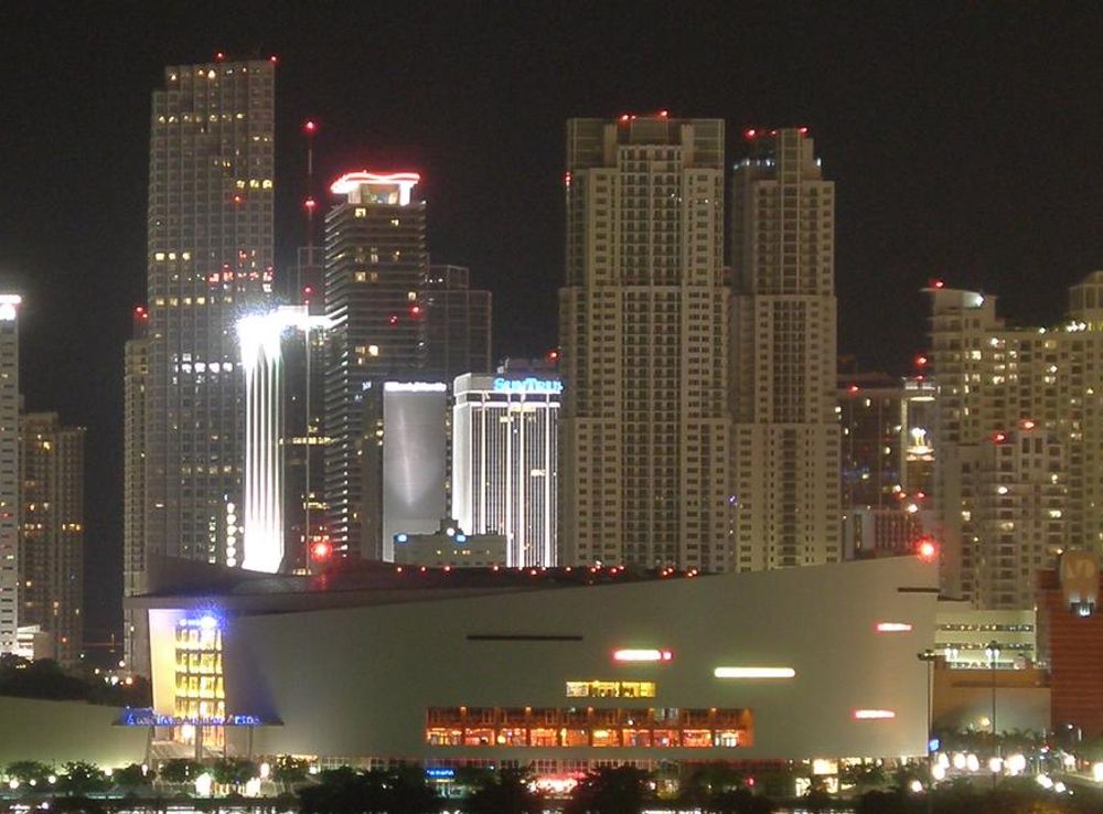 File:Downtown Miami at night American Airlines Arena.png - Wikimedia Commons