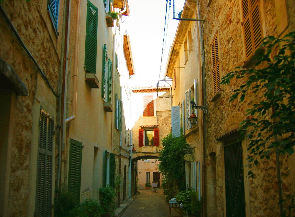 File:Antibes Ruelle.jpeg - Wikimedia Commons
