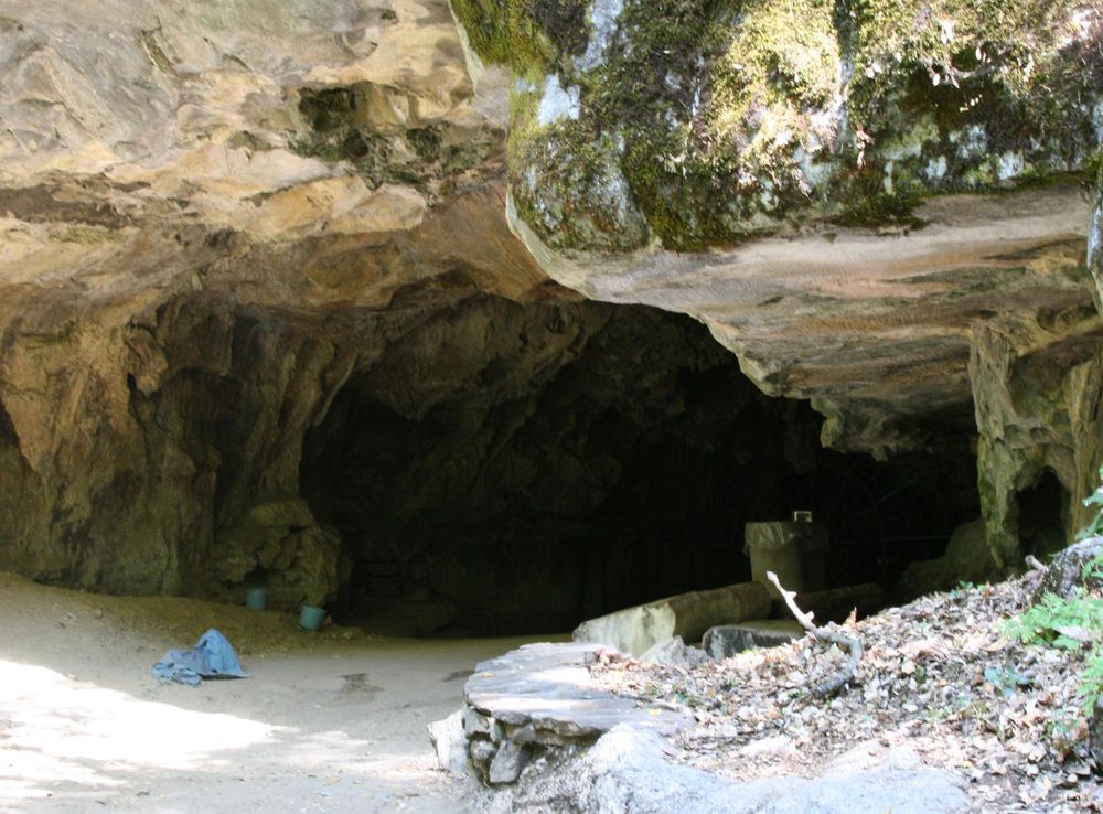 File:CrystalCave Entrance.JPG - Wikimedia Commons