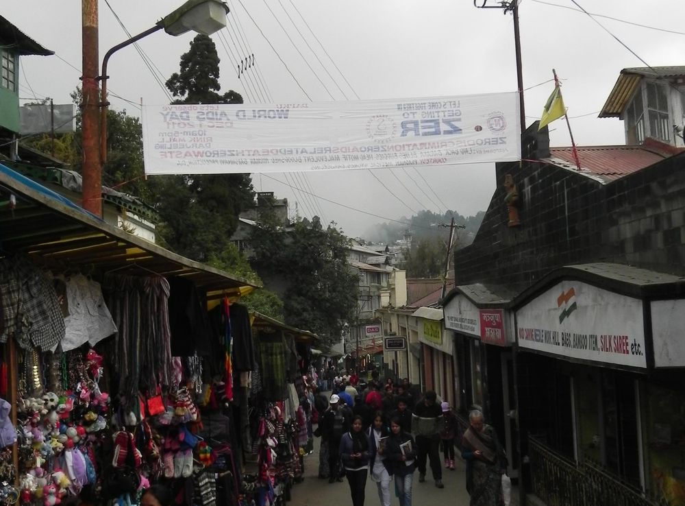 File:Mall Road, Darjeeling.JPG - Wikimedia Commons