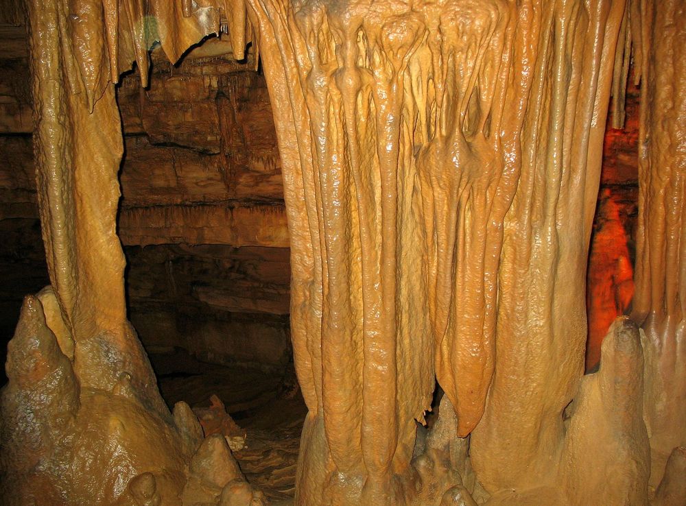 File:Marengo Cave formations.JPG - Wikimedia Commons