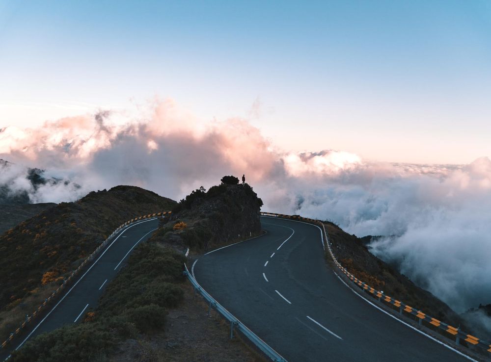 Gambar : pemandangan, pohon, horison, awan, langit, matahari terbit, pagi,  jalan raya, Fajar, suasana, Pegunungan, malam, dataran tinggi, punggung  bukit, puncak, infrastruktur, menjatuhkan, melewati gunung, fenomena  meteorologi, bentang alam pegunungan ...