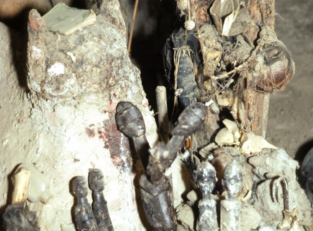 File:Shrine in a Lobi home, village of Dako, Burkina Faso.jpg - Wikimedia  Commons