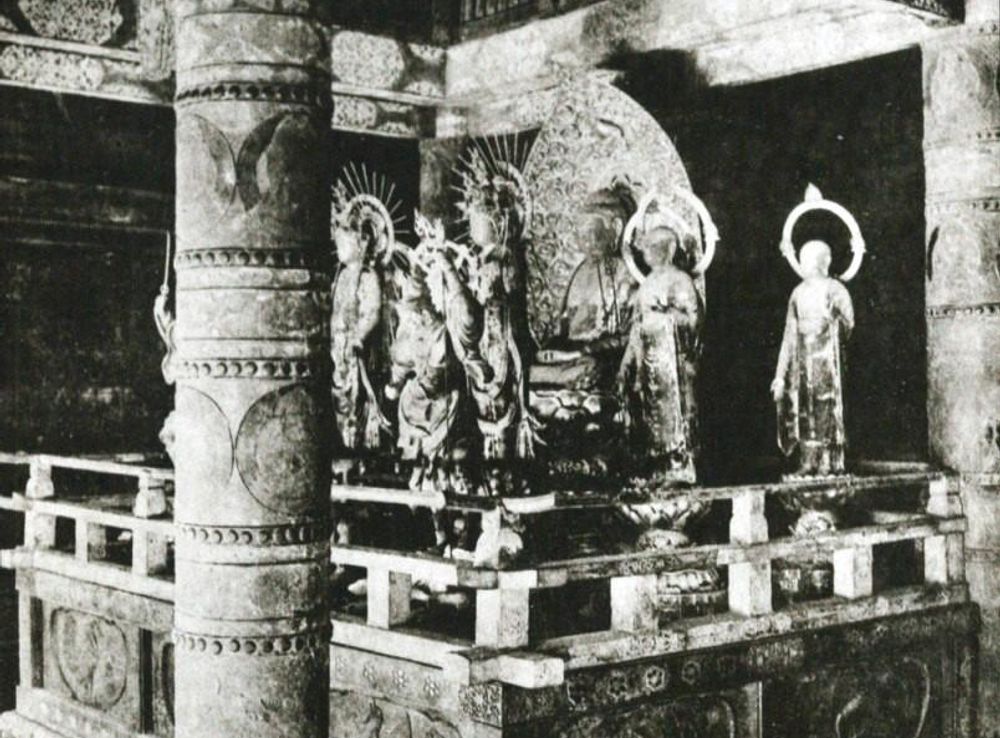 File:Interior GoldenHall Chusonji.JPG - Wikimedia Commons
