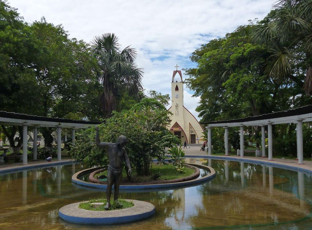 Archivo:Parque Santander, Leticia.JPG - Wikipedia, la enciclopedia libre