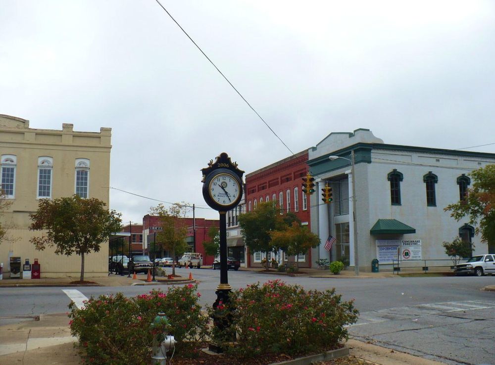 File:Demopolis Historic Business District 03.JPG - Wikimedia Commons