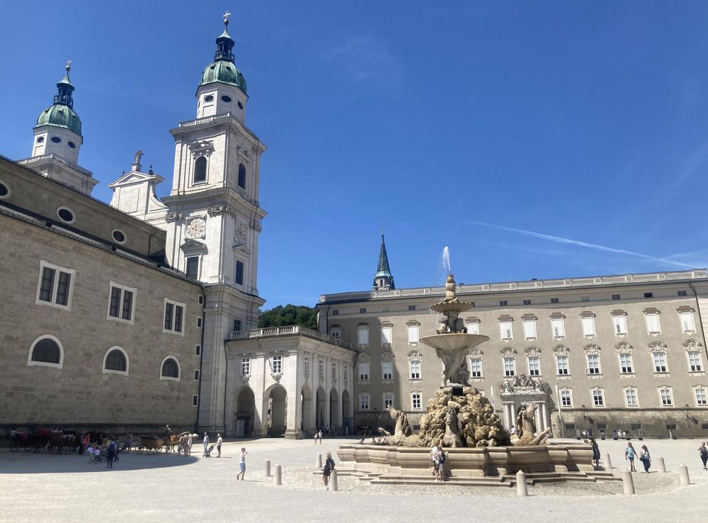 File:Residenzplatz in Salzburg.jpg - Wikimedia Commons