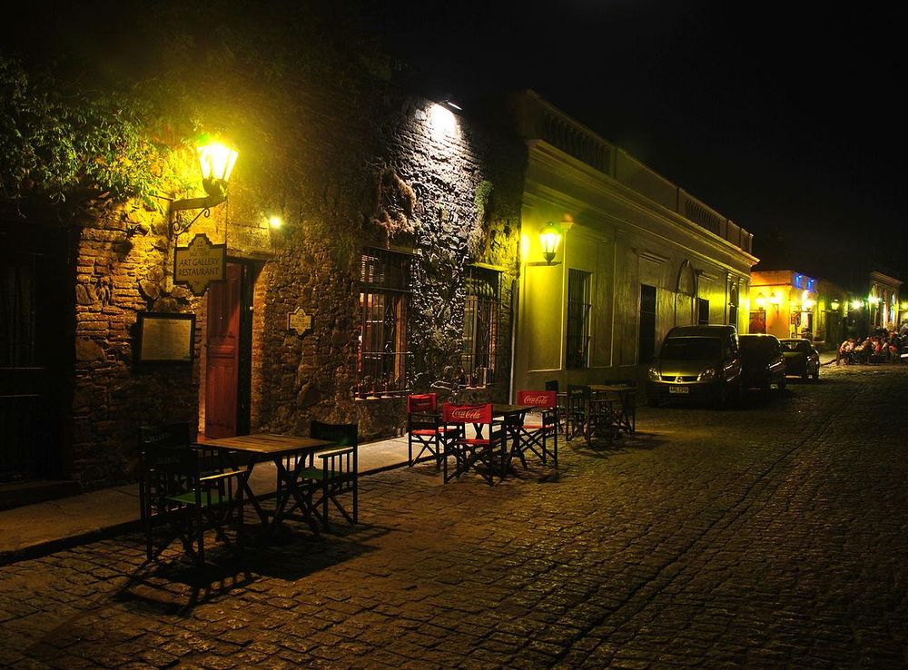 File:ColoniaDelSacramentoCalleMisionesDeLosTapesDeNoche.JPG - Wikipedia