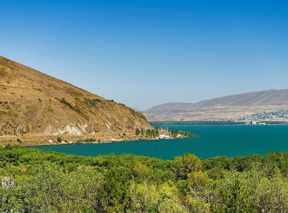 File:Armenia. Lake Sevan P8230578 2350.jpg - Wikimedia Commons