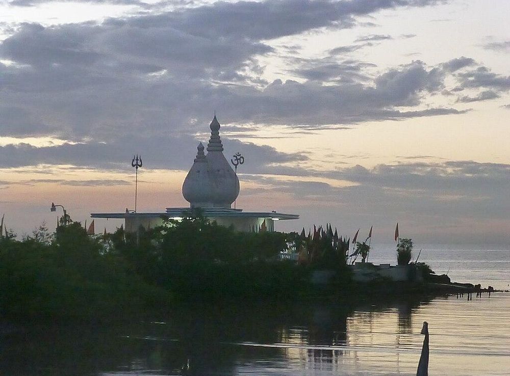 File:TnT Temple in the Sea 1.jpg - Wikimedia Commons
