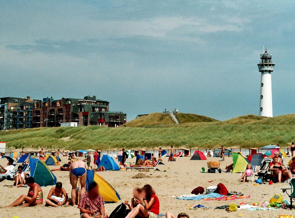File:Egmond aan Zee, the beach and the lighthouse.JPG - Wikimedia Commons