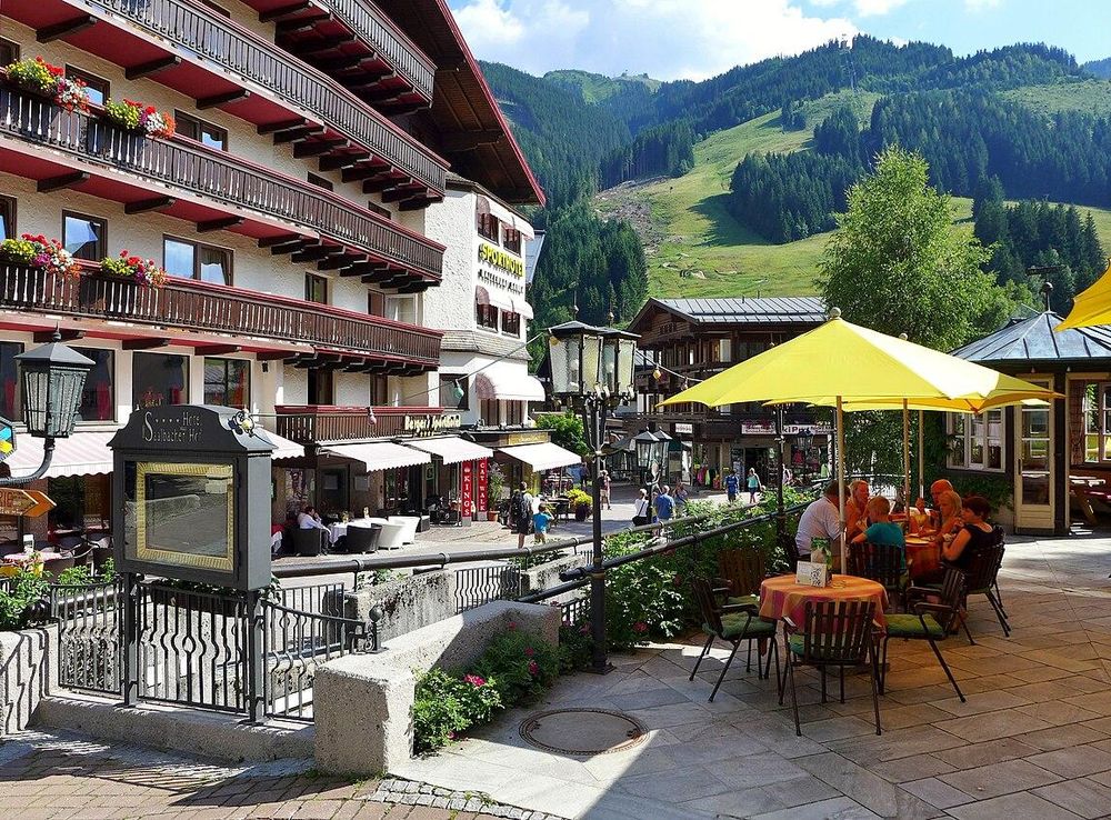 File:Dorfplatz, Saalbach, 2014 (02).JPG - Wikimedia Commons