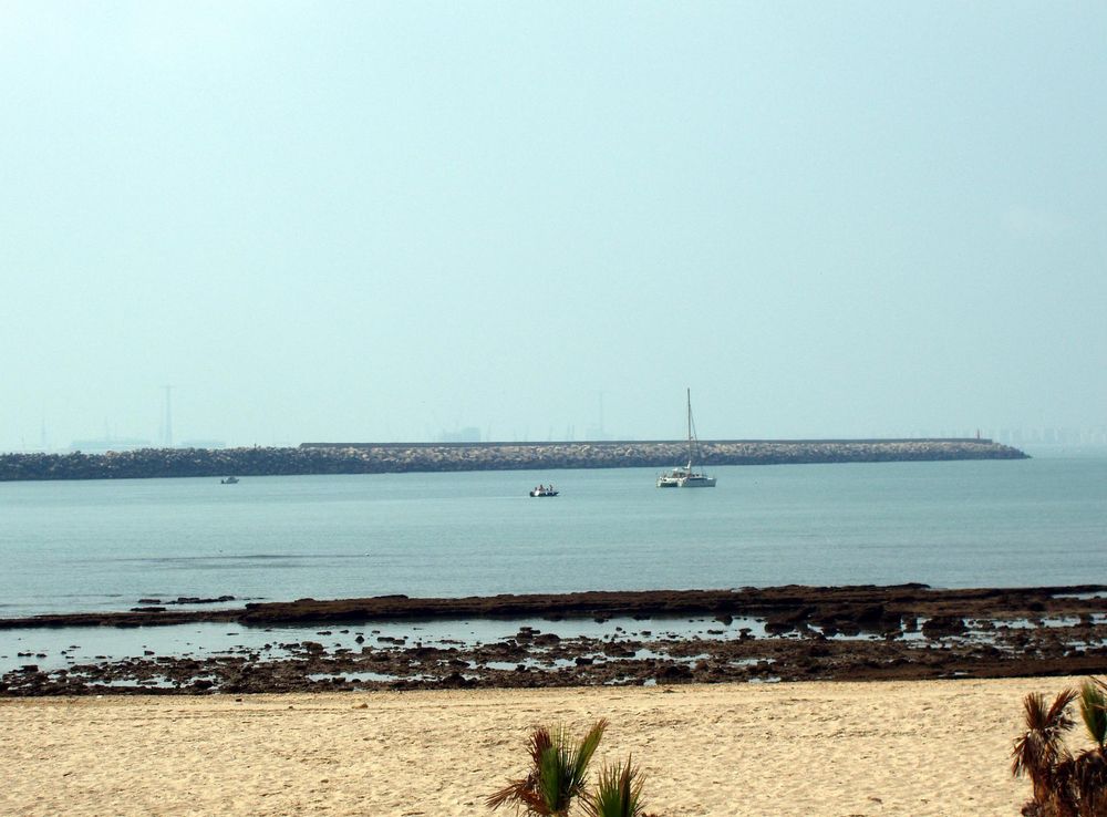File:Playa de la Puntilla con el espigón de fondo en bajamar (El Puerto de  Santa María, Cádiz).JPG - Wikipedia