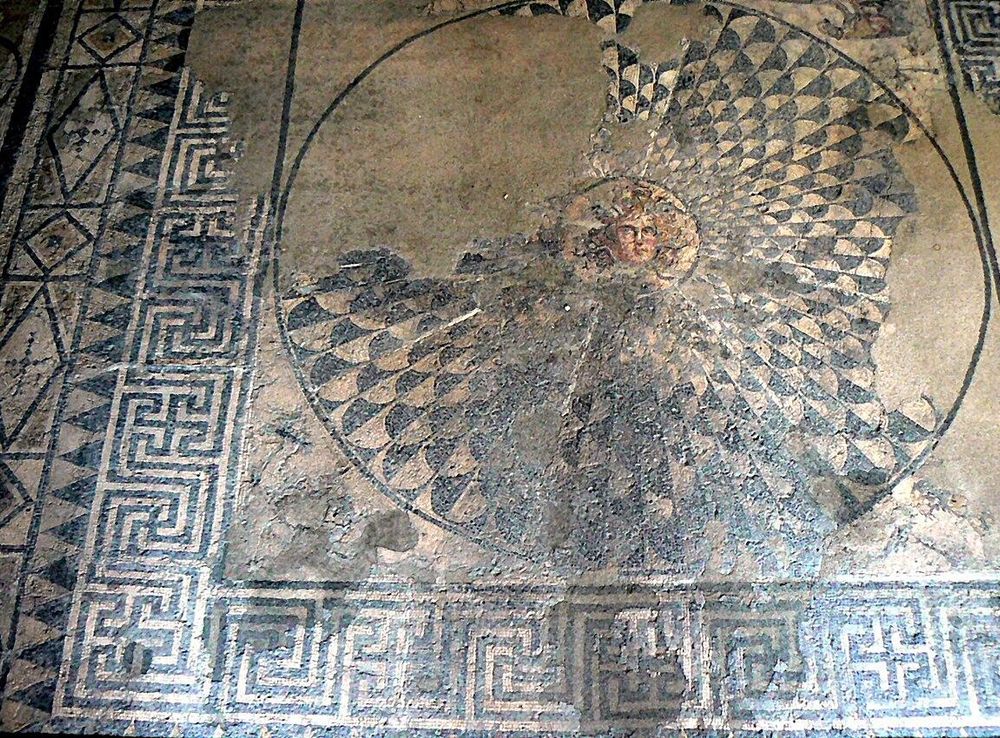 Файл:Devnya-mosaics-museum-gorgon-medusa-1.jpg – Уикипедия