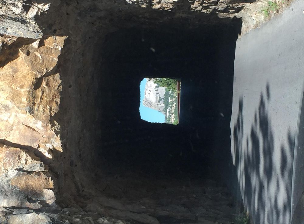File:Mount Rushmore through a tunnel.jpg - Wikimedia Commons